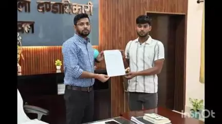 अरवल: डीएम कुमार गौरव ने दो चौकीदारों के आश्रितों को दी अनुकंपा नियुक्ति