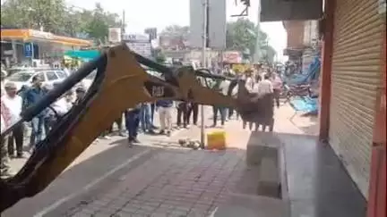 छिंदवाड़ा नगर: कोतवाली थाने से फव्वारा चौक तक हटाया गया अतिक्रमण, ढाई सौ कर्मचारियों की मौजूदगी में चले तीन बुलडोजर