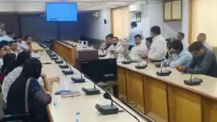 ધોલેરા: ઈ-ધરા કામગીરી માટે મહત્વપૂર્ણ બેઠક..! કલેક્ટર સુજીત કુમારની અધ્યક્ષતામાં કર્મચારીઓને તાલીમ અને માર્ગદર્શન અપાયું
