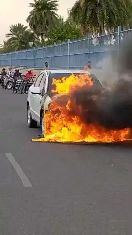 1090 चौराहे के पास कार आग का गोला बनी, लोगों में दहशत का माहौल