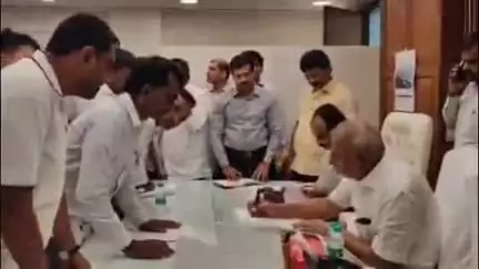 बुलढाणा: जिल्ह्यातील शेतकऱ्यांना पिक विमा त्वरित द्या; शेतकरी योद्धा कृती समितीच्या वतीने कृषीमंत्र्यांना निवेदन