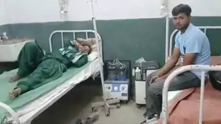 आंवला: मनोना में ट्रक ने खड़ी बाइक को मारी टक्कर, एक महिला हुई घायल