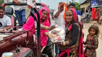 लालसोट: लालसोट क्षेत्र के पपलाज माता, इंदावा, जमात लालसोट में बेसहारा लोगों को खाद्य सामग्री का वितरण किया गया