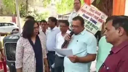 सिगरा में सिंचाई विभाग द्वारा 4000 पदों को समाप्त किए जाने का कर्मचारियों ने किया विरोध-प्रदर्शन