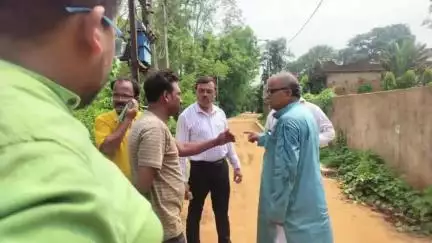 পাঁশকুড়া: রাঙাবাজারে নির্মীয়মাণ রাস্তার কাজ খতিয়ে দেখতে এলেন পৌরপ্রশাসক