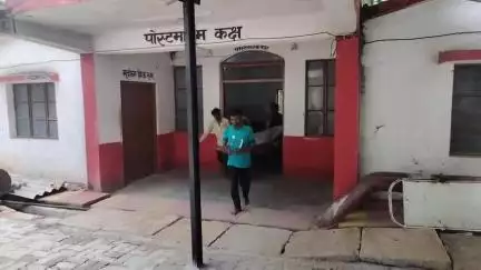 गोड्डा: अगैया गांव में प्रेमिका से मिलने गए प्रेमी का शव फंदे से लटका मिला, सदर अस्पताल में हुआ पोस्टमार्टम