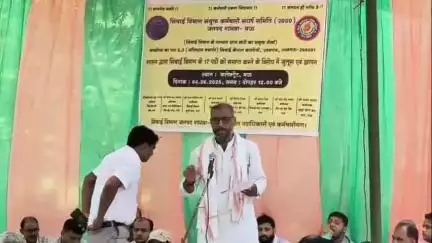 मऊ: सिंचाई विभाग में पदों की कटौती का कर्मचारियों ने किया विरोध, जिला कलेक्ट्रेट में धरना दिया
