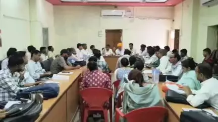 नैनवां: नैनवा पंचायत समिति सभागार में समीक्षा बैठक आयोजित, प्रधान ने अधिकारियों को दिए आवश्यक दिशा-निर्देश
