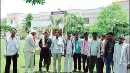 कासगंज: फतेहपुर गाँव में युवक की हत्या के मामले में परिजनों ने पुलिस पर कार्रवाई न करने का आरोप लगाकर एसपी से की शिकायत