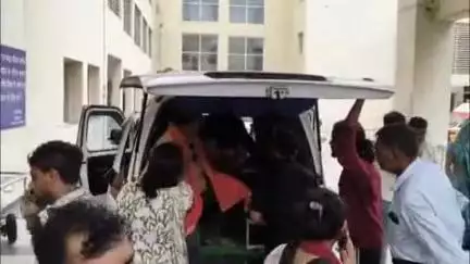 खंडवा नगर: खंडवा: जिला अस्पताल में मरीज को इंदौर रेफर करने पर भड़के परिजन