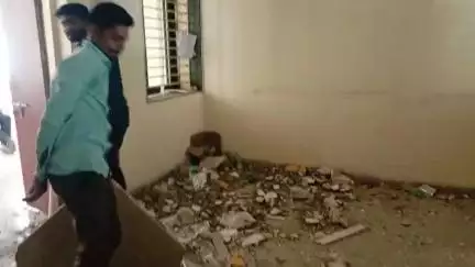 औंढा नागनाथ: येथील विश्रामगृहतील रूमच्या छताचा स्लॅब कोसळला; सुदैवाने दुर्घटना टळली