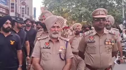 ਅੰਮ੍ਰਿਤਸਰ 2: ਹਾਲਗੇਡ ਦੇ ਵਿੱਚ ਪੰਜਾਬ ਪੁਲਿਸ ਦੇ ਅਧਿਕਾਰੀਆਂ ਵੱਲੋਂ ਕੱਢਿਆ ਗਿਆ ਫਲੈਗ ਮਾਰਚ
