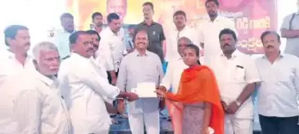 గద్వాల్: గద్వాల కేటి దొడ్డి మండలాలలో పలు గ్రామాల లబ్ధిదారులకు సీఎం సహాయం చెక్కులు పంపిణీ చేసిన:ఎమ్మెల్యే కృష్ణ మోహన్ రెడ్డి