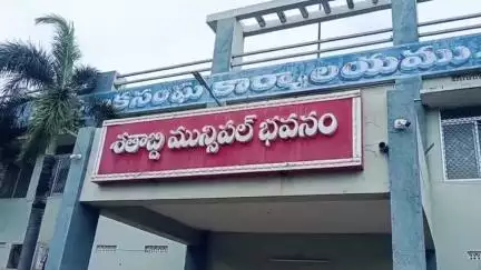 పెద్దాపురంలో తాగునీరు, పారిశుద్ధ్య సమస్యను పరిష్కరించాలని కమిషనర్‌కు సీపీఎం నాయకులు వినతి