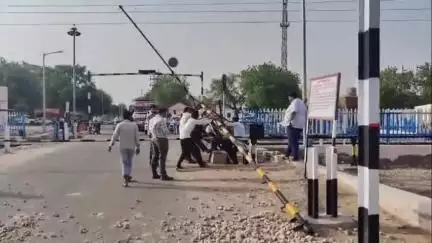 बीकानेर: बस को बचाने के चक्कर में पराली से भरे ओवरलोड ट्रेलर ने रेलवे फाटक को मारी टक्कर, टला बड़ा हादसा