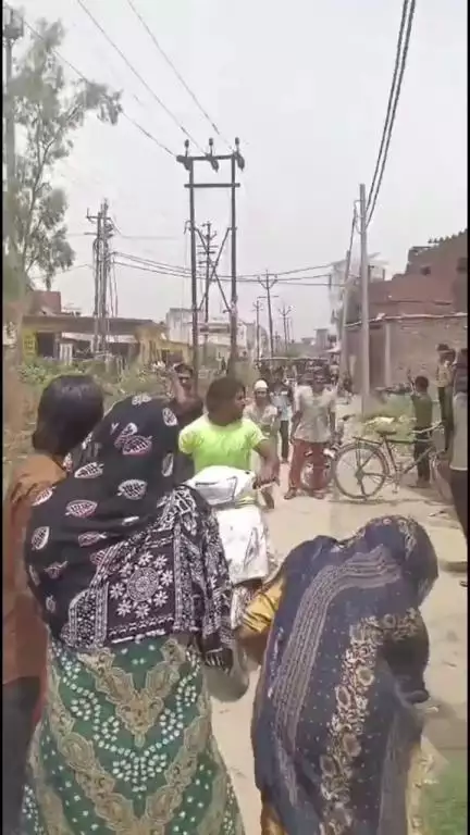 मेरठ: सरधना से एसएसपी दफ्तर पहुंचे एक परिवार ने कहा, पुलिस ने दी हुई तहरीर फाड़ी, आरोपियों पर नहीं हुई कार्रवाई