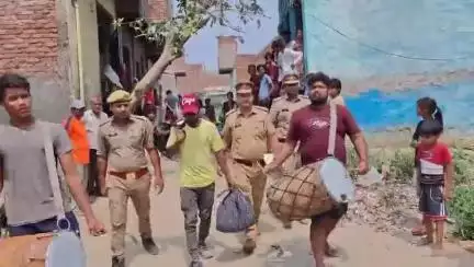 गाजियाबाद पुलिस ने एक बदमाश पर गुंडाएक्ट की कार्यवाही करते हुए उसे जिला बदर कर दिया,फिर उसे ढोल बजवाते हुए घर से विदा