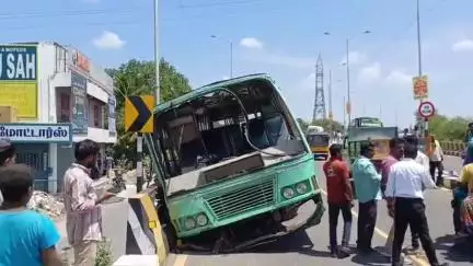 காஞ்சிபுரம்: புதிய ரயில் நிலையம் மேம்பாலத்தில் அரசு பேருந்து பிரேக் பிடிக்காததால் எதிரே வந்த காரின் மீது மோதி விபத்து
