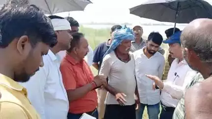 बैरिया: सिंगही घोडहिया के दियारा में विधायक और अभियंता ने नदी की धारा मोड़ने के लिए किया निरीक्षण