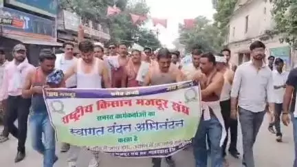 नरसिंहपुर: समर्थन मूल्य पर मूंग खरीदी की मांग को लेकर गाडरवारा में राष्ट्रीय किसान मजदूर संघ का अर्धनग्न प्रदर्शन