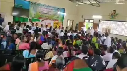 హుస్నాబాద్: అక్కన్నపేట మండల పరిషత్ కార్యాలయంలో లబ్ధిదారులకు ఇందిరమ్మ ఇండ్ల పత్రాలను పంపిణీ చేసిన జిల్లా గ్రంధాలయ చైర్మన్ లింగమూర్తి