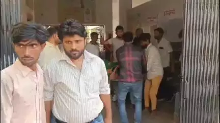 हसनपुर: काला खेड़ा गांव के पास तेज रफ्तार डीसीएम और बाइक की आमने-सामने भिड़ंत, महिला की मौत, बाइक सवार युवक व दो बच्चे घायल