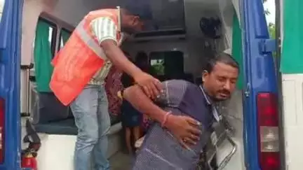 महाराजगंज: टोल प्लाजा के निकट नीलगाय के झुंड से बचने के चक्कर में कार अनियंत्रित होकर रोड किनारे गुमटी में जा घुसी, चार घायल