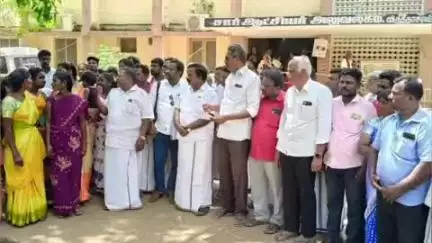 விருத்தாசலம்: பழங்குடி மக்களுக்கு அடிப்படை வசதிகளை செய்து கொடுக்க வேண்டும், எம்எல்ஏ தலைமையில் விருத்தாசலம் கோட்டாட்சியர் அலுவலகத்தில் மனு