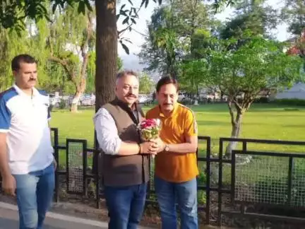 सुंदर नगर: शिक्षा मंत्री रोहित ठाकुर का सुंदरनगर पहुंचने पर पूर्व सीपीएस सोहन लाल ठाकुर सहित कांग्रेसजनों ने जोरदार स्वागत किया
