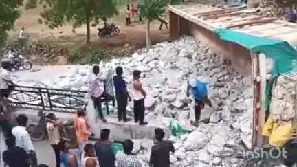 मावली: मानपुरियो का गुड़ा में नदी के पास सफेद पत्थरों से भरा ट्रेलर अनियंत्रित होकर पलटा, घर की चारदीवारी टूटी