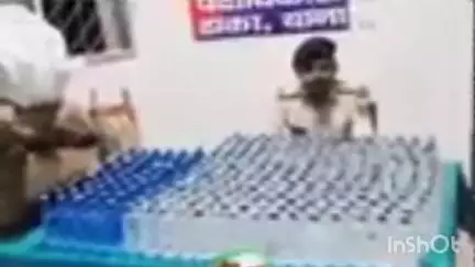 ढाका: ढाका पुलिस ने 486 बोतल नेपाली शराब को किया ज़ब्त, शराब तस्कर पुलिस को देखकर फरार