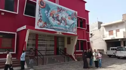 रतनगढ़: रतनगढ़ में सैनी समाज कर्मचारी अधिकारी सेवा संस्थान के तत्वावधान में निशुल्क दिखाई गई फिल्म 'फुले'