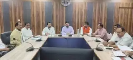 दतिया: प्रभारी कलेक्टर ने जनप्रतिनिधियों और कृषि विभाग के अधिकारियों के साथ कृषि विभाग की समीक्षा बैठक की