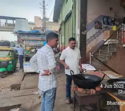 धौलपुर: विशेष अभियान के तहत शहर में संचालित श्री अन्नपूर्णा रसोई एवं मिठाई की दुकान से लिए गए खाद्य पदार्थों के नमूने