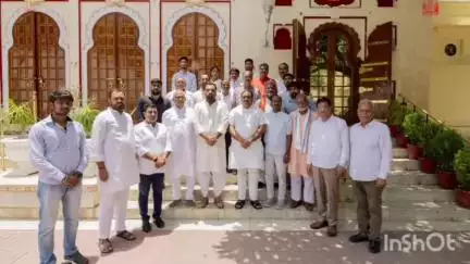 गिर्वा: जिले में सिटी पैलेस में भाजपा नेता चंद्रशेखर ने डॉ. लक्ष्यराज सिंह मेवाड़ से मिलकर समसामयिक मुद्दों पर की चर्चा