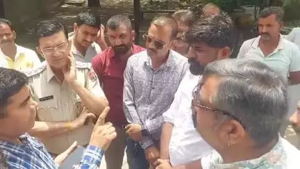 सुमेरपुर: पराखिया के ग्रामीणों ने अघोषित बिजली कटौती, वोल्टेज समस्या और लाइनमैन बदलने को लेकर बिजली कार्यालय के बाहर दिया धरना