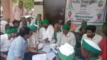 तिलहर: तहसील परिसर में भारतीय किसान यूनियन के धरने को तहसीलदार ने कराया समाप्त, समस्याओं के निस्तारण का दिया आश्वासन
