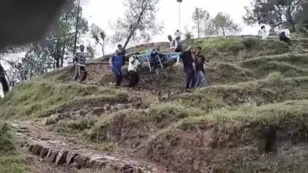 द्वाराहाट: फिर बनी सहारा पहाड़ी एम्बुलेंस डोली, मुख्य सड़क तक डोली में मरीज को ले जाने के लिए मजबूर ऐनापार के ग्रामीण।#जनसमस्या।