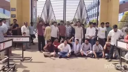 विदिशा नगर: छुट्टियों के बाद भी कान्वेंट स्कूल में पढ़ाई कराने पर अखिल भारतीय विद्यार्थी परिषद का धरना