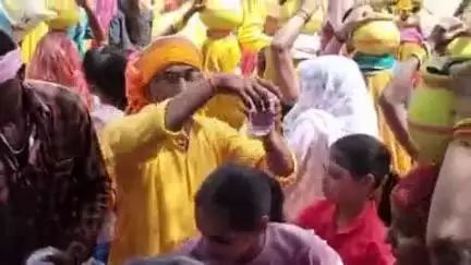 निवाड़ी: धर्मपुरा के चिरौली बाग में 51 सर्वजातीय विवाह सम्मेलन व भागवत कथा के लिए निकाली गई कलश यात्रा