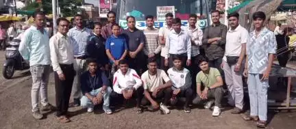 डिंडौरी: डिंडौरी जिले के 17 युवाओं का दल 'मां तुझे प्रणाम' योजना के तहत भ्रमण के लिए रवाना