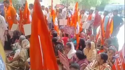 नागपूर शहर: उपमुख्यमंत्री एकनाथ शिंदे नागपूरशी करत आहे सावत्र व्यवहार, शिवसेना ठाकरे गटातर्फे मनपा आयुक्तालयात करण्यात आली निदर्शने