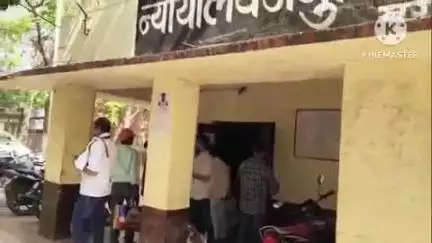 खुरई: गौसेवकों ने मुख्यमंत्री को घोषणा याद दिलाने के लिए पोस्टर चिपकाए, नायब तहसीलदार को सौंपा ज्ञापन