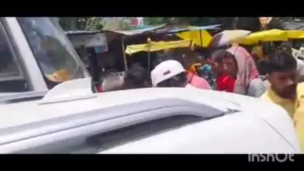 गोपालगंज: शहर के आंबेडकर चौक पर बस ने मारी टक्कर, उग्र कार चालक ने बस ड्राइवर को पीटा, पुलिस जांच में जुटी