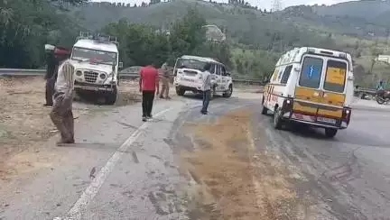 लोहाघाट के देवराड़ी बैंड में पलटा बारात का वाहन बाल बाल बचा बड़ा हादसा।