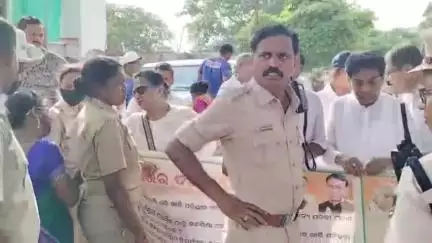 ଢେଙ୍କାନାଳ ସଦର: ମହିଷାପାଟଠାରେ ମୁଖ୍ୟମନ୍ତ୍ରୀଙ୍କ ଢେଙ୍କାନାଳ ଗସ୍ତ ସମୟରେ କଂଗ୍ରେସର ବିରୋଧ ପ୍ରଦର୍ଶନ, ବାନ୍ଧିଲା ପୋଲିସ