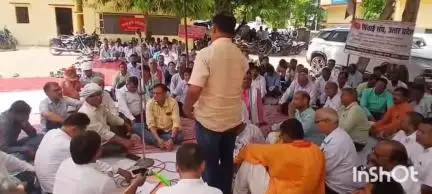 बलिया: बलिया में सिंचाई विभाग के 17 पद समाप्ति के खिलाफ कर्मचारियों ने किया प्रदर्शन, आंदोलन की दी चेतावनी  #jansamasya
