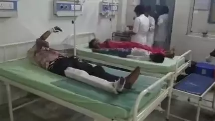 मुरादाबाद: सड़क हादसे में घायल हुए एक दर्जन लोगों को उपचार के लिए अस्पताल में भर्ती कराया गया