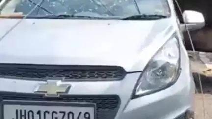 कांके: रांची के डिबडीह के पास सड़क पर पेड़ गिरने से यातायात बाधित
