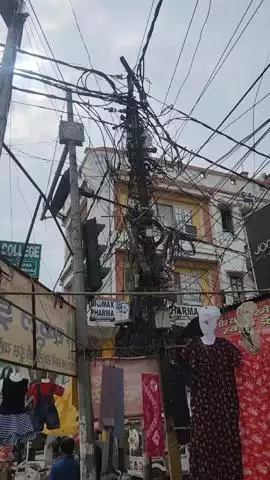 ठाकुरगंज में बिजली के खतरनाक हालात, जिम्मेदारों की लापरवाही से बना दहशत का माहौल